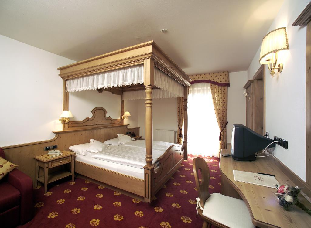 Hotel Flora Selva di Val Gardena Luaran gambar