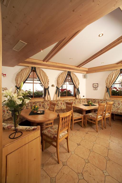 Hotel Flora Selva di Val Gardena Luaran gambar