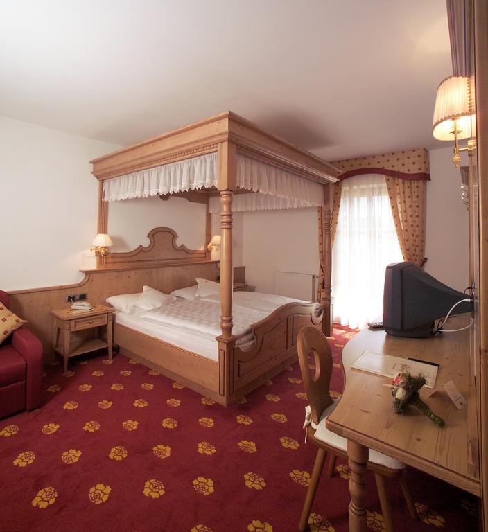 Hotel Flora Selva di Val Gardena Luaran gambar
