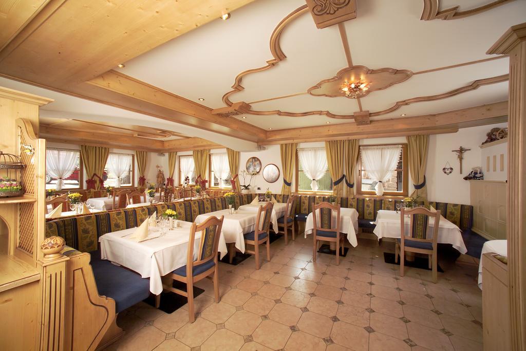 Hotel Flora Selva di Val Gardena Luaran gambar