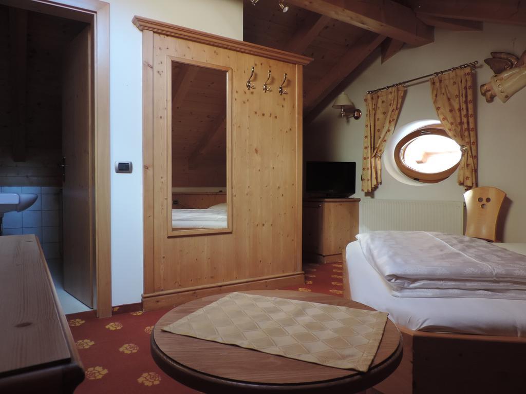 Hotel Flora Selva di Val Gardena Bilik gambar