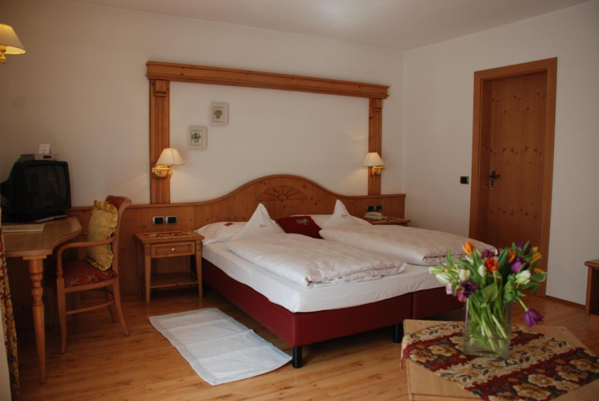 Hotel Flora Selva di Val Gardena Luaran gambar