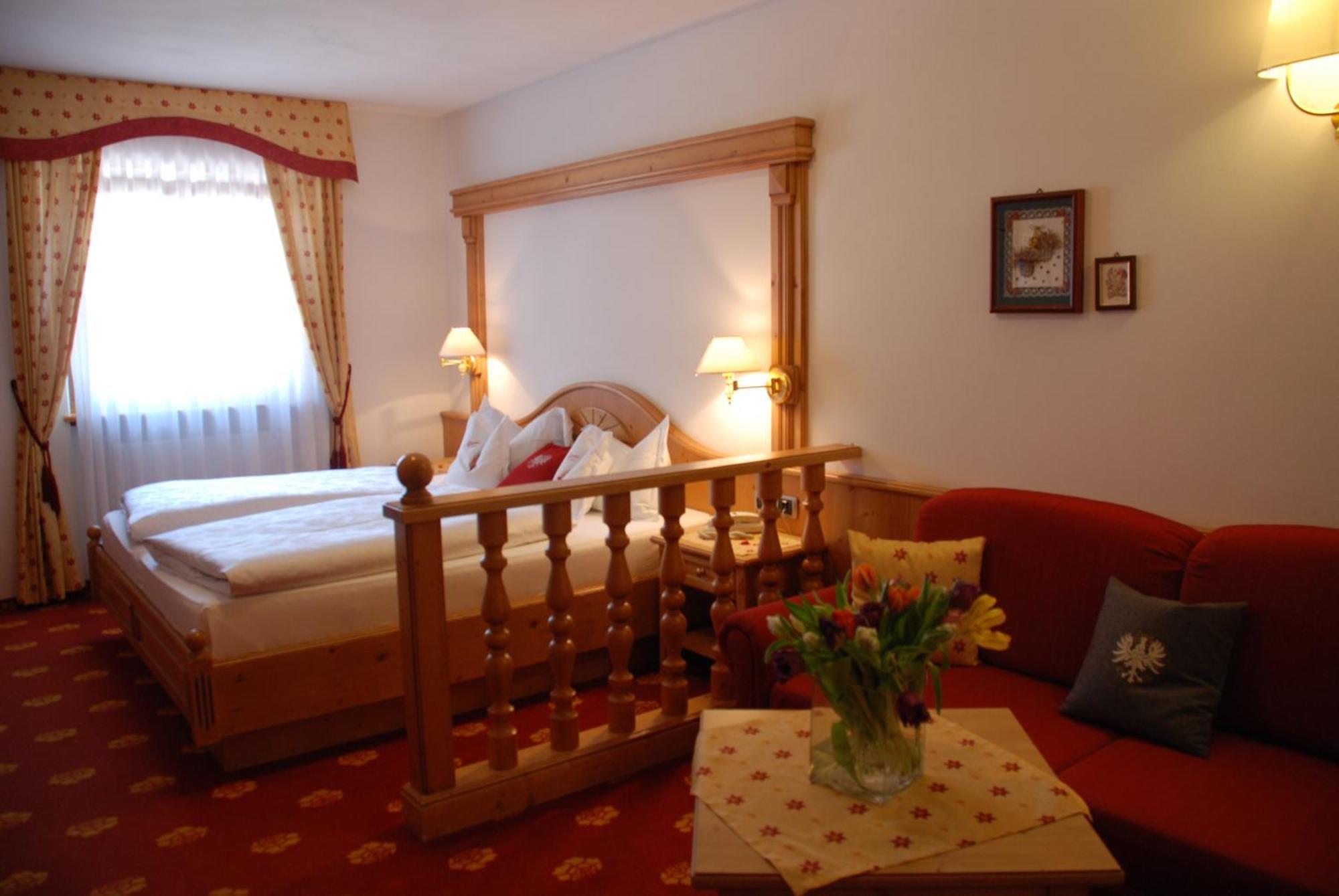 Hotel Flora Selva di Val Gardena Luaran gambar