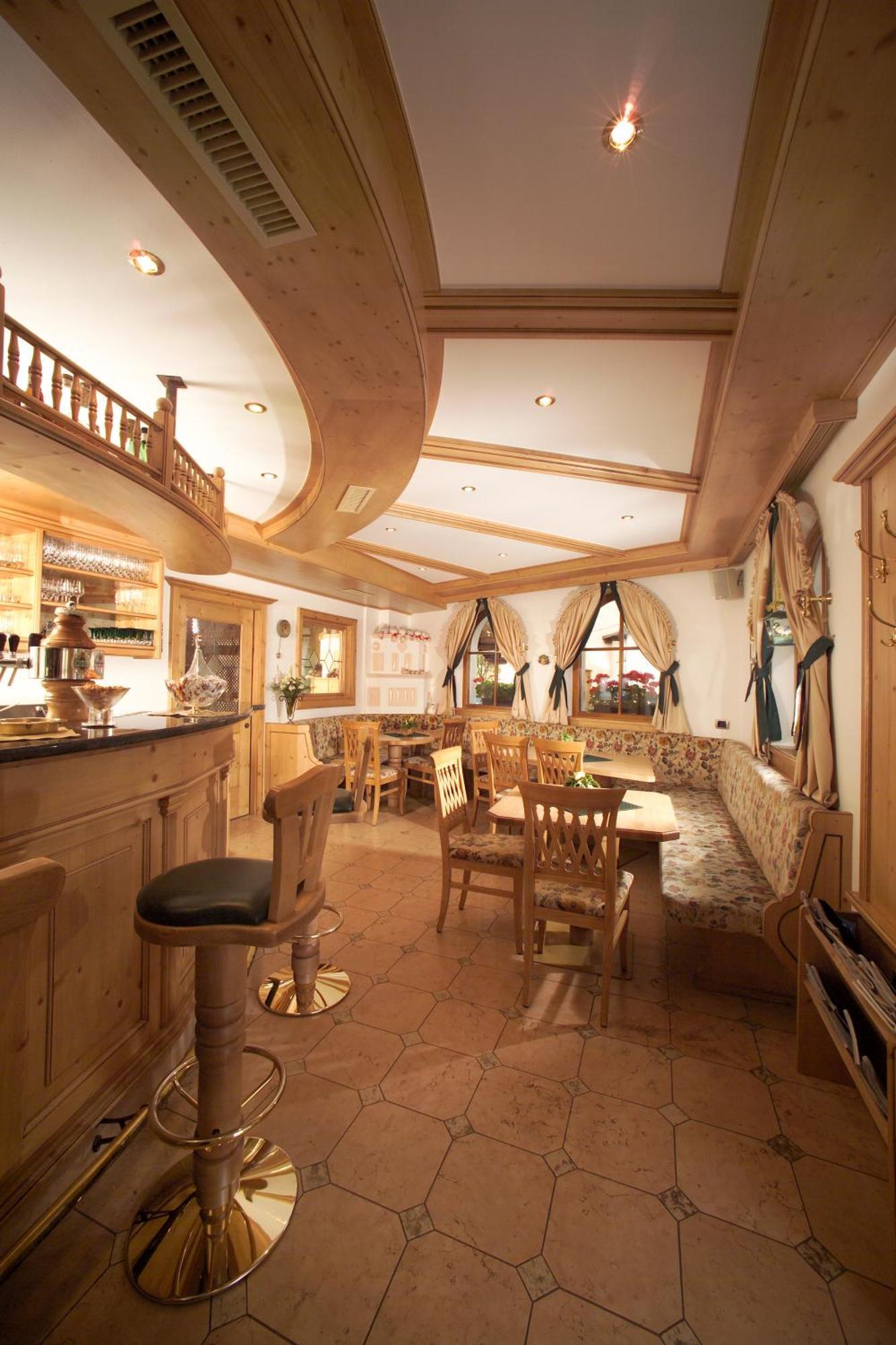Hotel Flora Selva di Val Gardena Luaran gambar