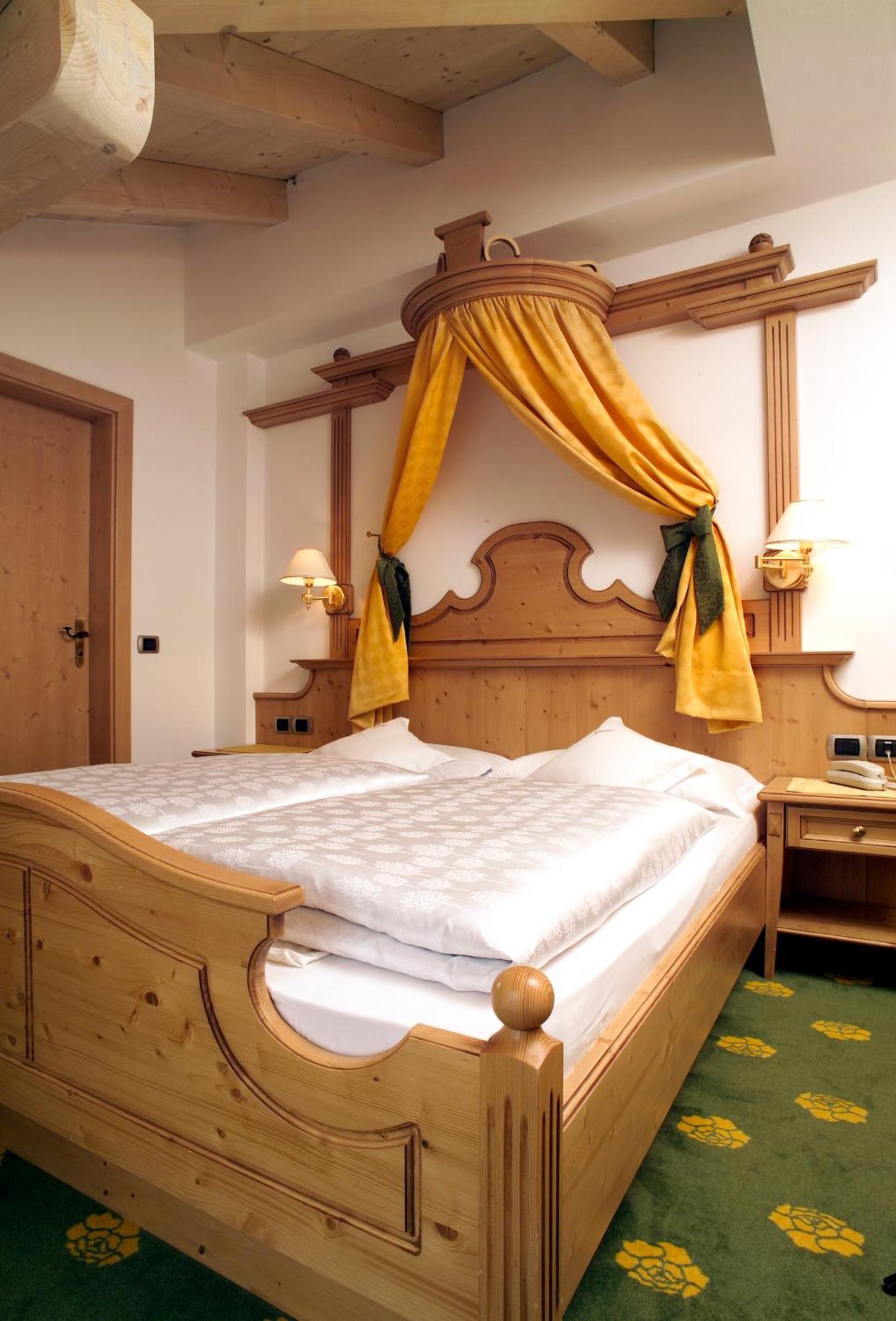 Hotel Flora Selva di Val Gardena Luaran gambar