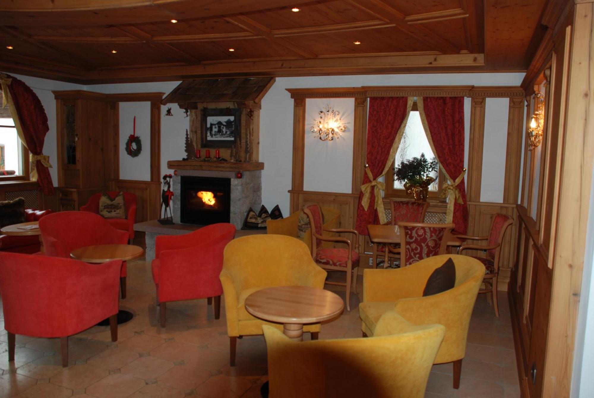 Hotel Flora Selva di Val Gardena Luaran gambar