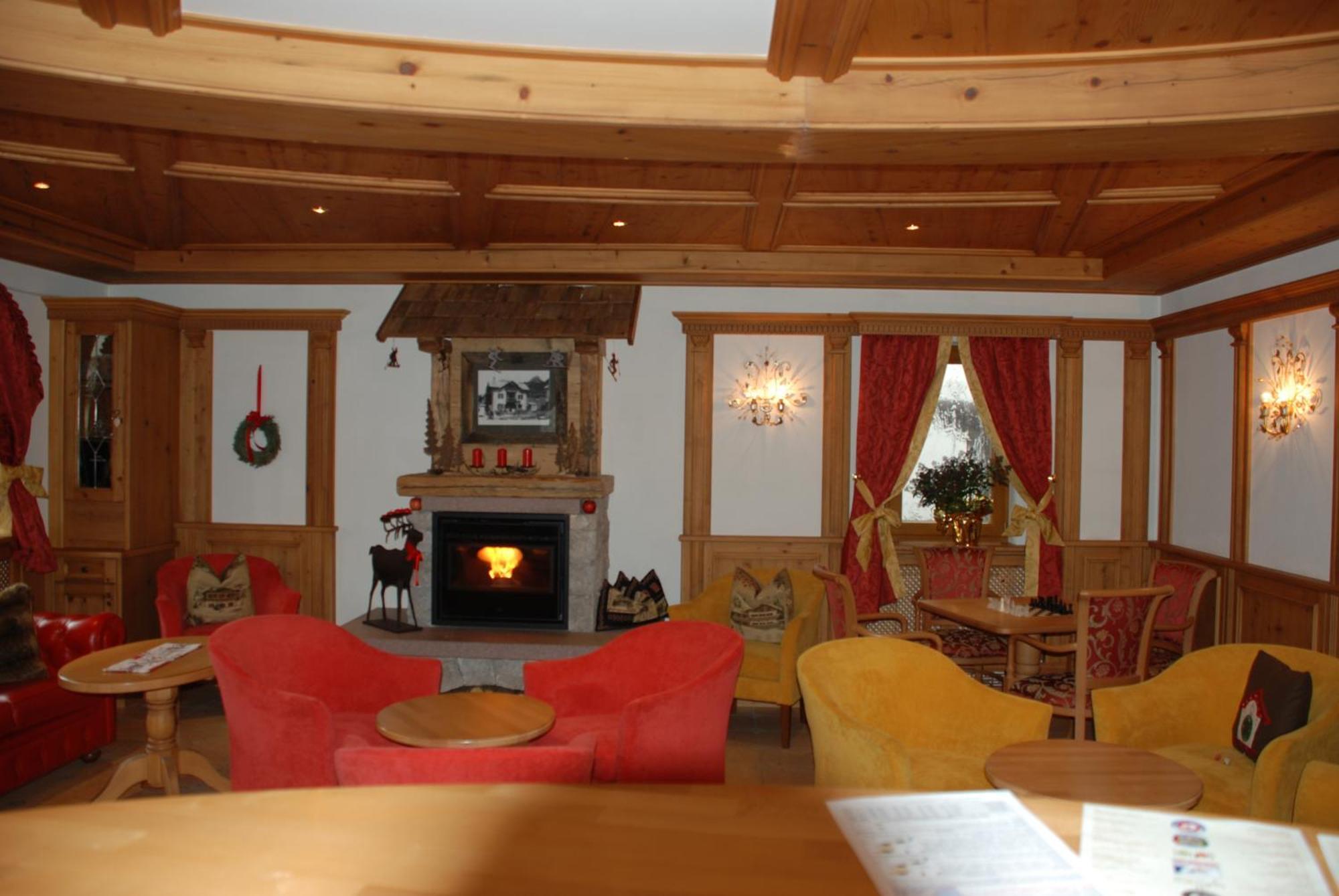 Hotel Flora Selva di Val Gardena Luaran gambar