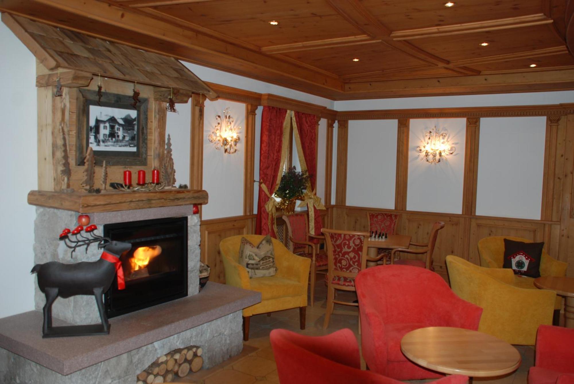 Hotel Flora Selva di Val Gardena Luaran gambar
