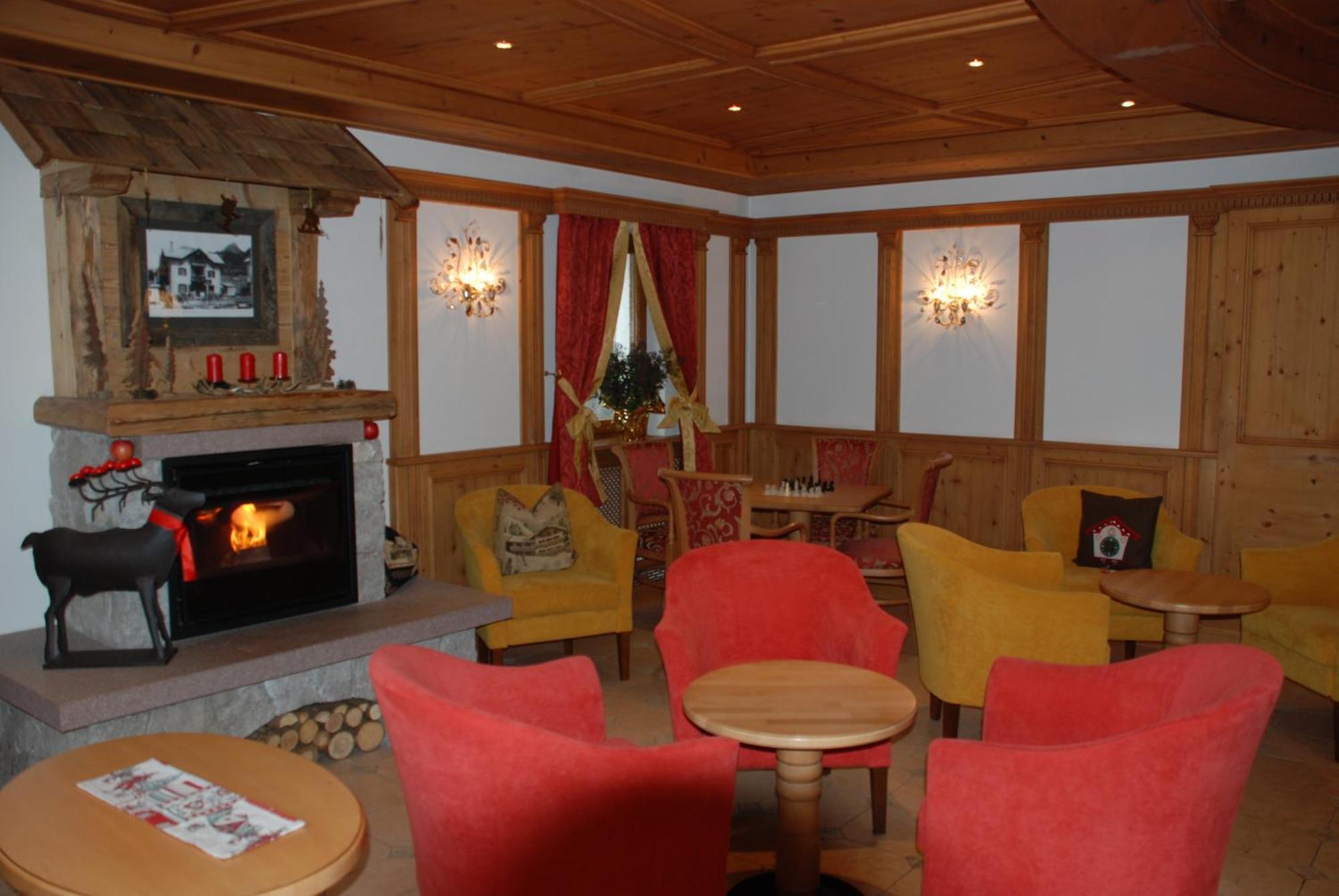 Hotel Flora Selva di Val Gardena Luaran gambar