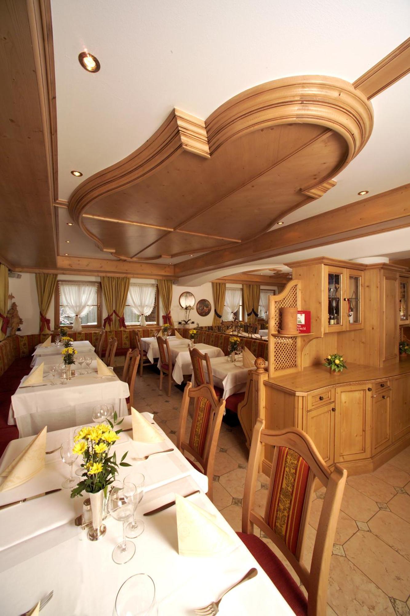 Hotel Flora Selva di Val Gardena Luaran gambar