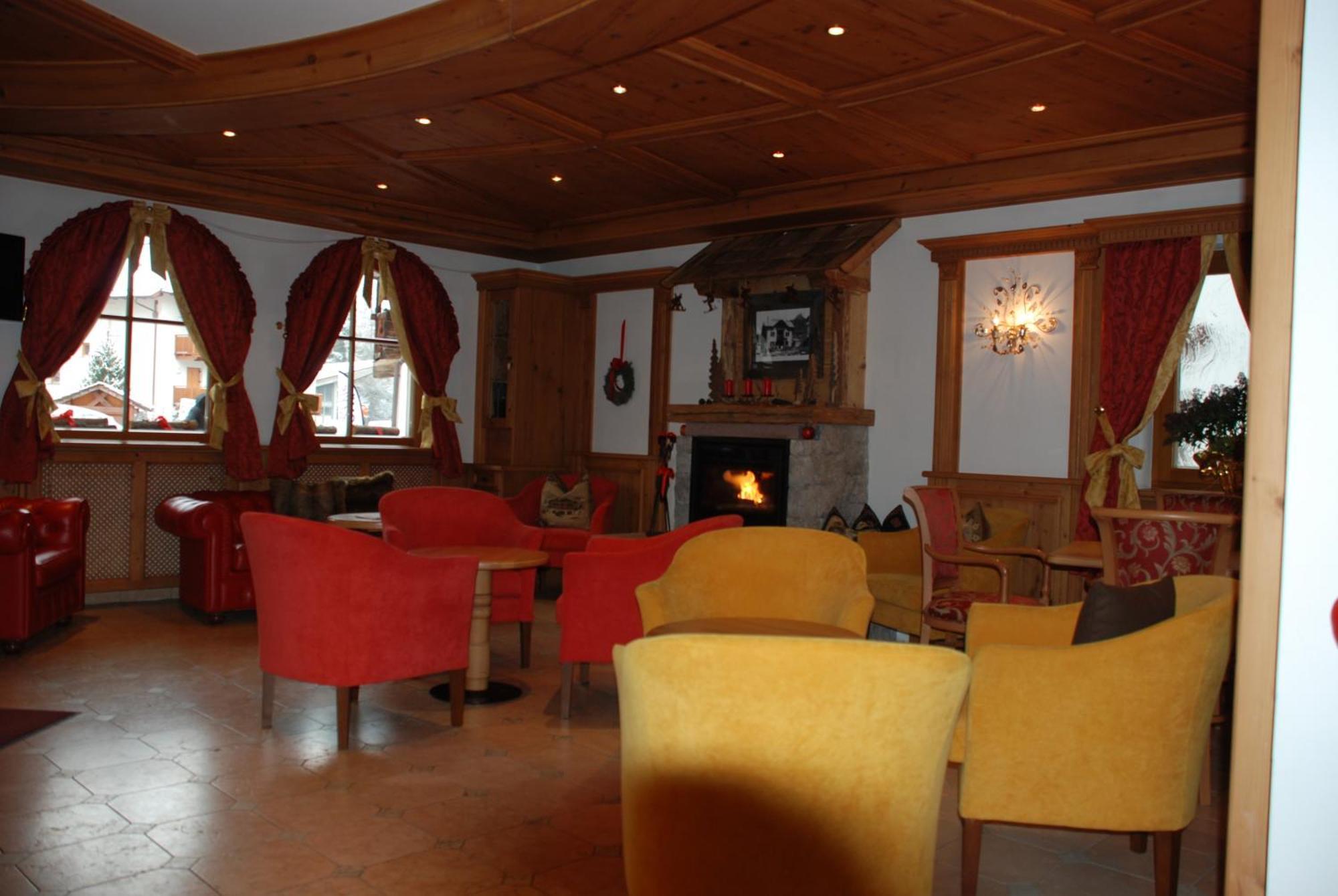 Hotel Flora Selva di Val Gardena Luaran gambar