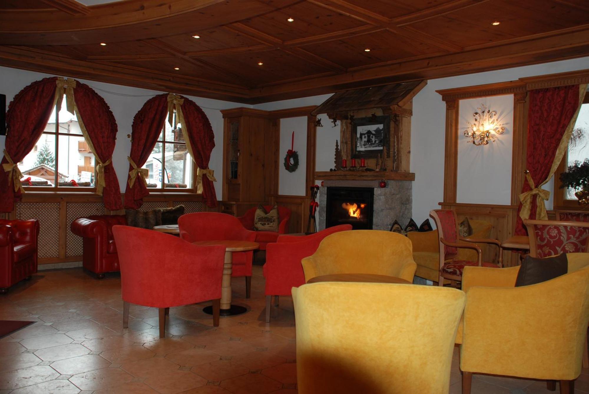 Hotel Flora Selva di Val Gardena Luaran gambar