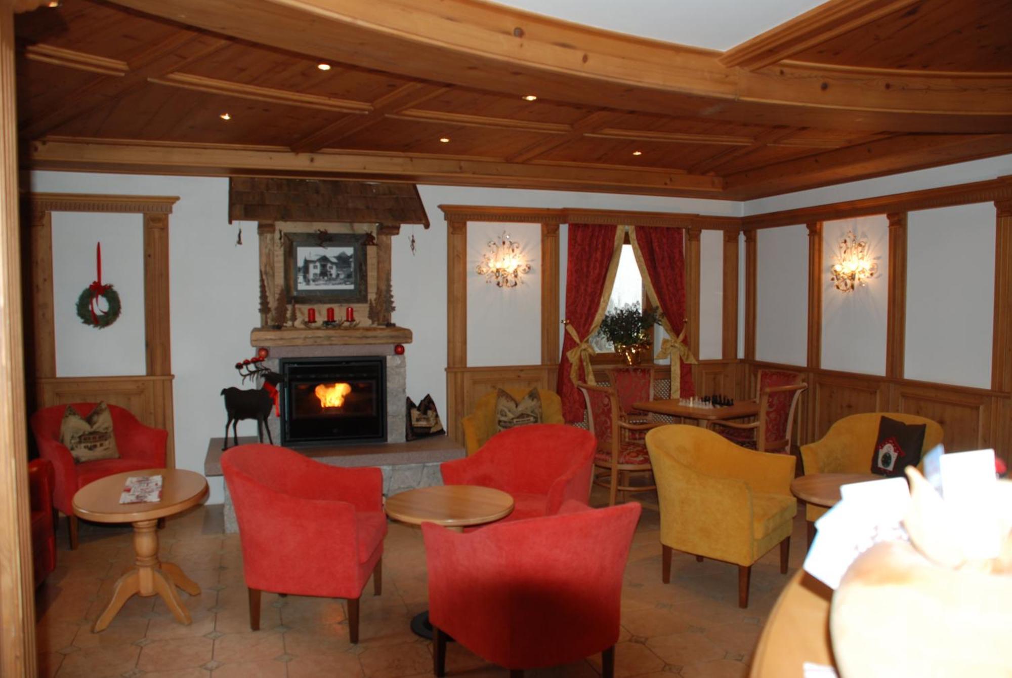 Hotel Flora Selva di Val Gardena Luaran gambar